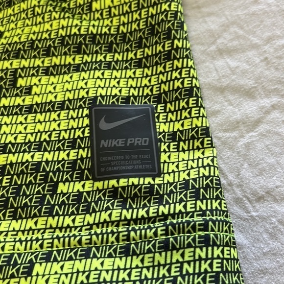 ‎Nike - Picture 2 of 8